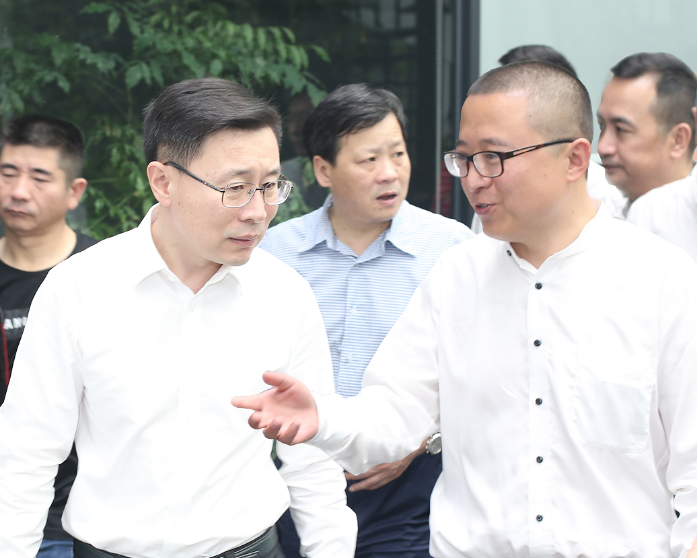 图1 杭州市委常委、宣传部部长戚哮虎(左)与德必集团董事长贾波(右)亲切交谈.png 图1 杭州市委常委、宣传部部长戚哮虎(左)与德必集团董事长贾波(右)亲切交谈.png