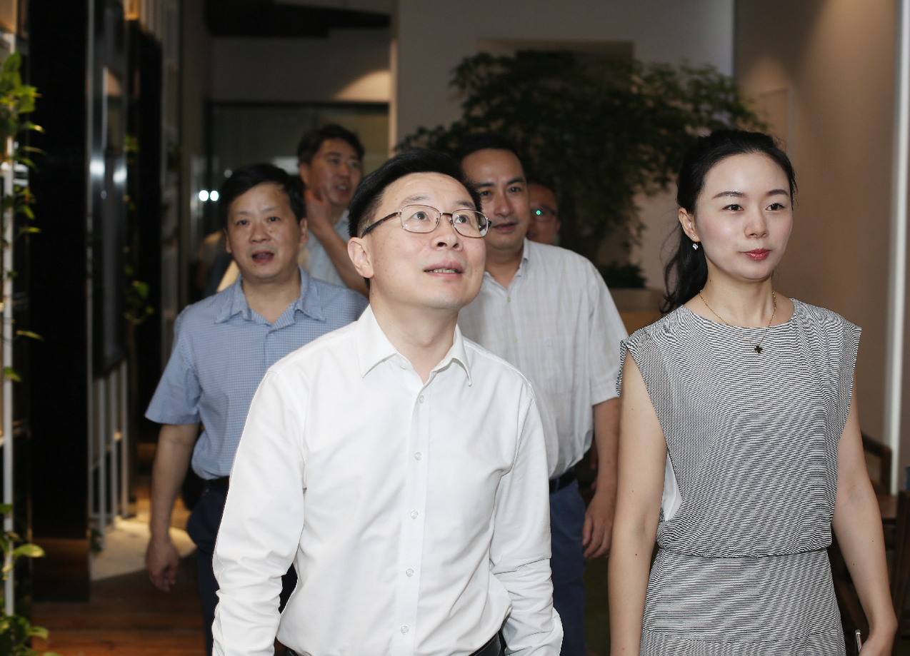 图4 戚部长一行参观园区.png 图4 戚部长一行参观园区.png